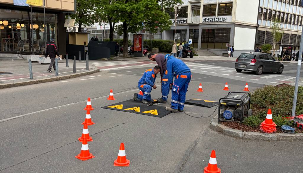 Za umirjanje prometa v središču mesta: Na Glavnem trgu postavili hitrostne ovire