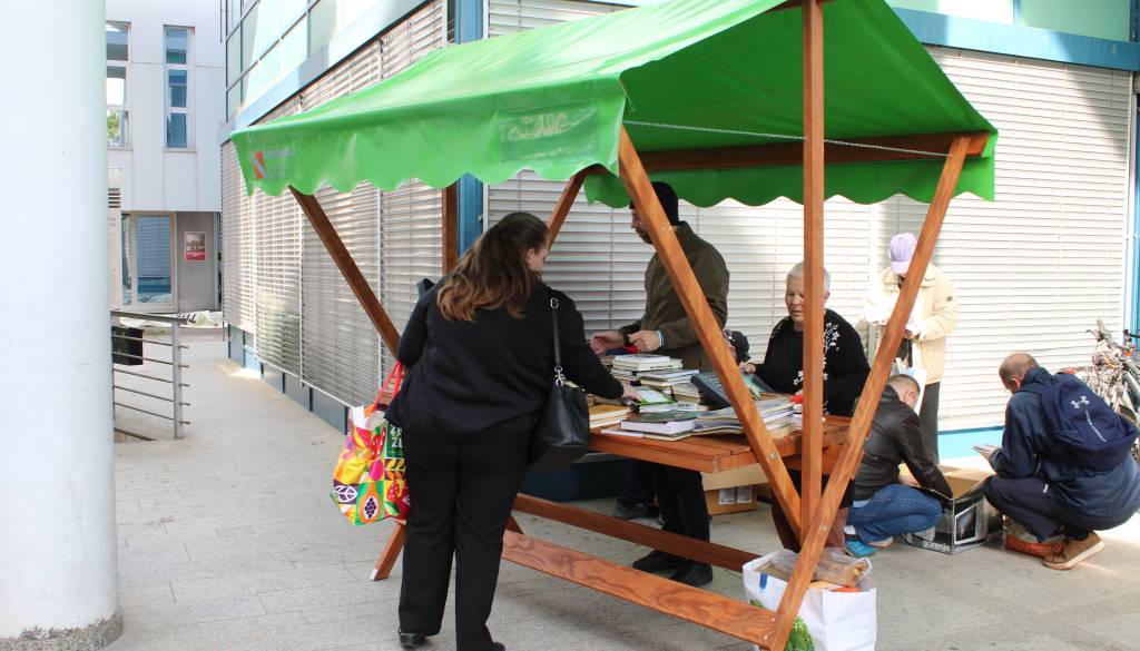 FOTO in VIDEO: V Murski Soboti vam knjigo kar podarijo