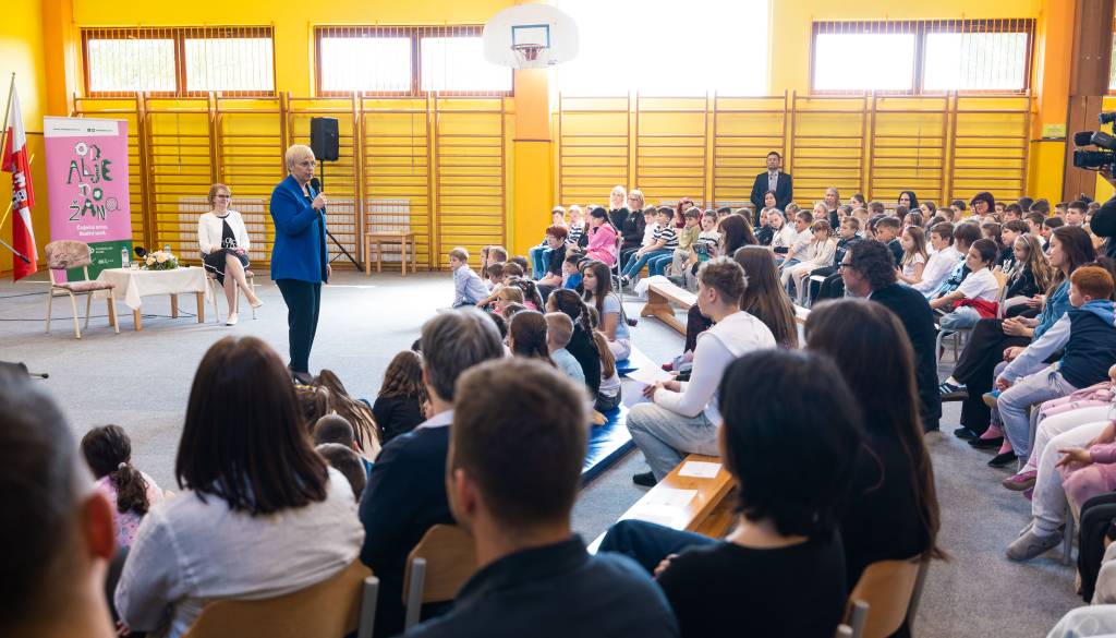 FOTO in VIDEO: Pirc Musar med učenci v Mariboru, odgovarjala na njihova radovedna vprašanja