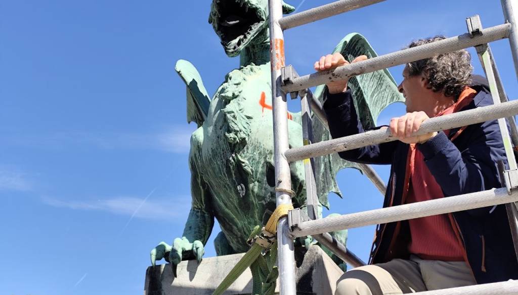 FOTO in VIDEO: Posprejali so še zadnjega zmaja na slavnem mostu, restavratorji ga bodo tako rešili