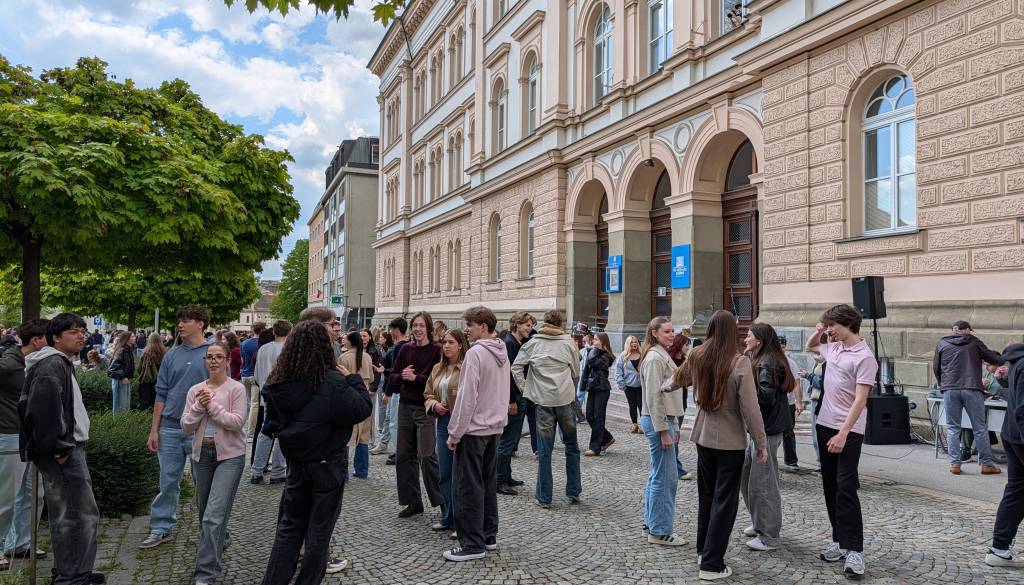 Koga motijo dijaki? Zaradi hrupa na dogodku posredovala policija