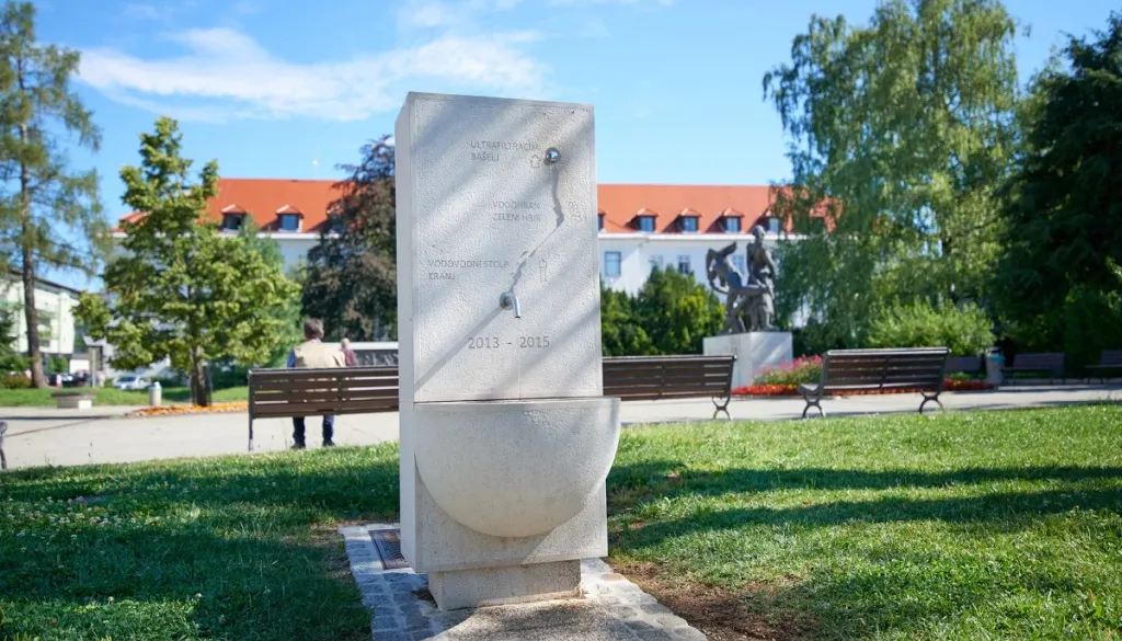 Zakaj bi kupovali vodo v plastenkah? V Kranju vas čaka 16 javnih pitnikov