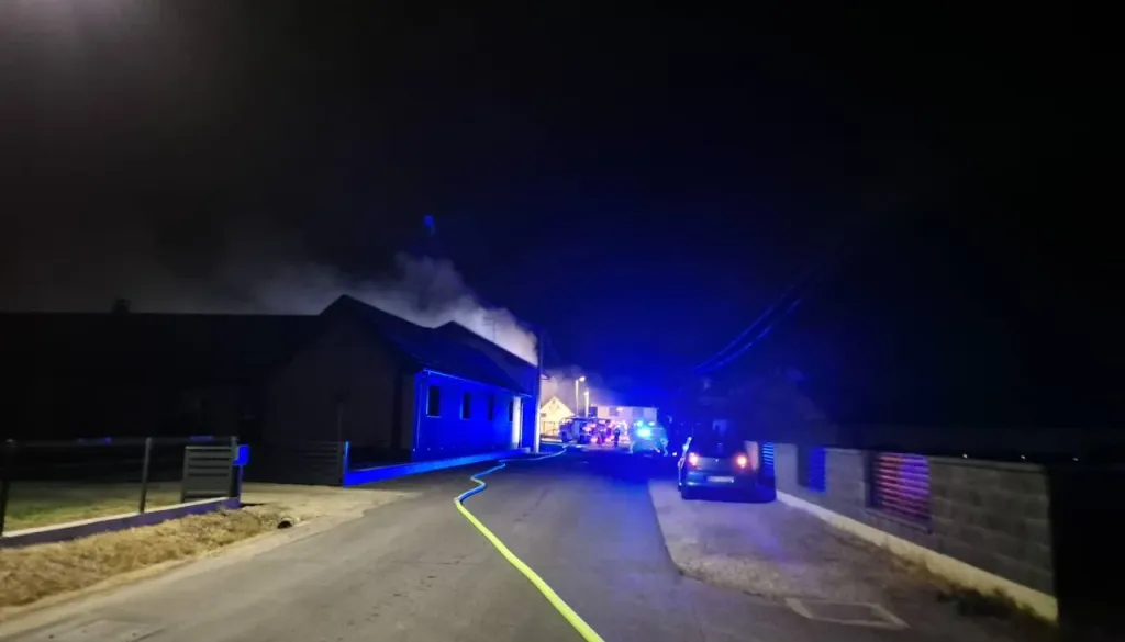 FOTO in VIDEO: Znane nove podrobnosti večernega požara v Odrancih, ostrešji dveh objektov uničeni