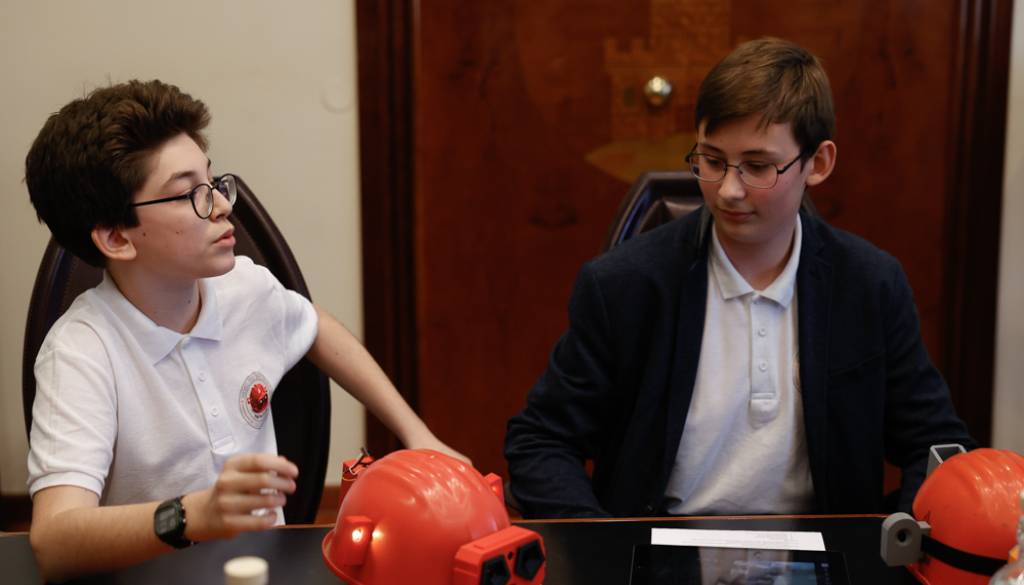 Mlada genija iz Ljubljane navdušila in zmagala: Pametna čelada, ki lahko rešuje življenja