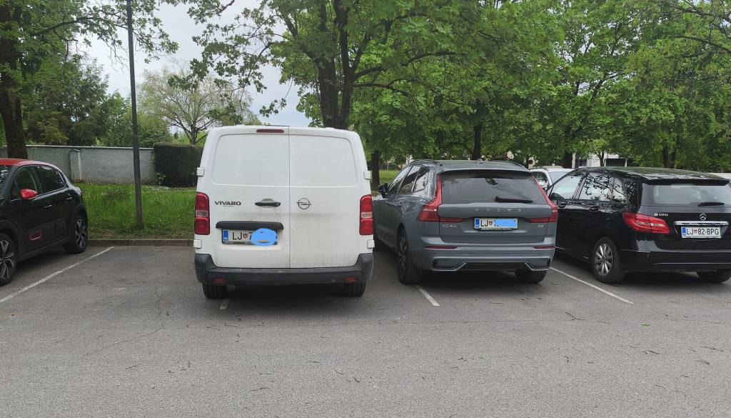 Stanovalci sami zarisali 250 parkirišč, zdaj prepir: »To so preozki parkingi, avti se bodo poškodovali!« 