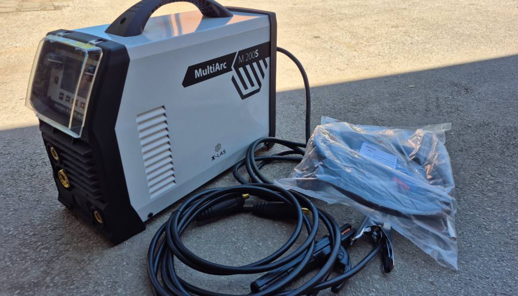 Podjetje VIRS pomurski osnovni šoli podarilo varilni aparat