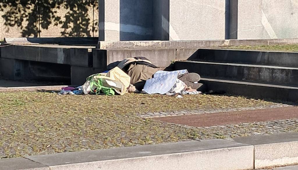 Nova šokantna podoba Ljubljane: Pred parlamentom leži človek, okoli njega injekcije z drogo