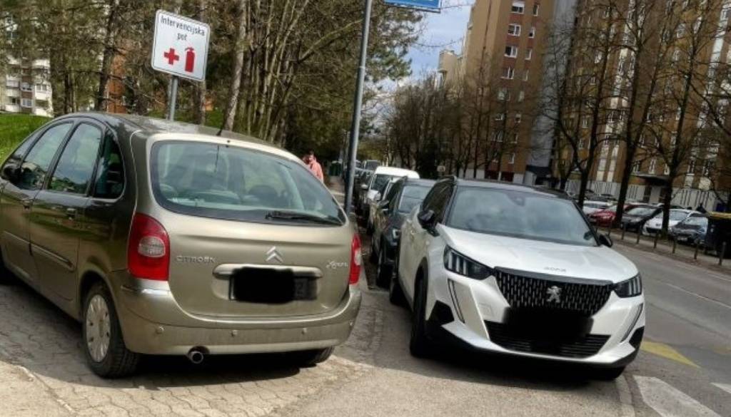 V Ljubljani avti na pločnikih, pešci pa na cesti: »Če ni redarjev, naj bodo povsod količki«