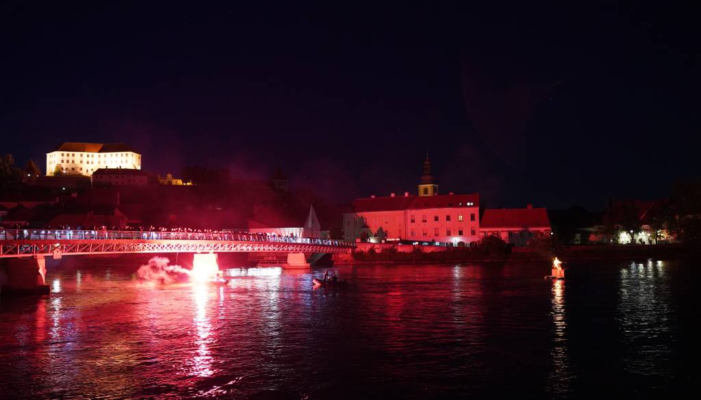 Plavajoči kres bo tudi letos razsvetlil Dravo