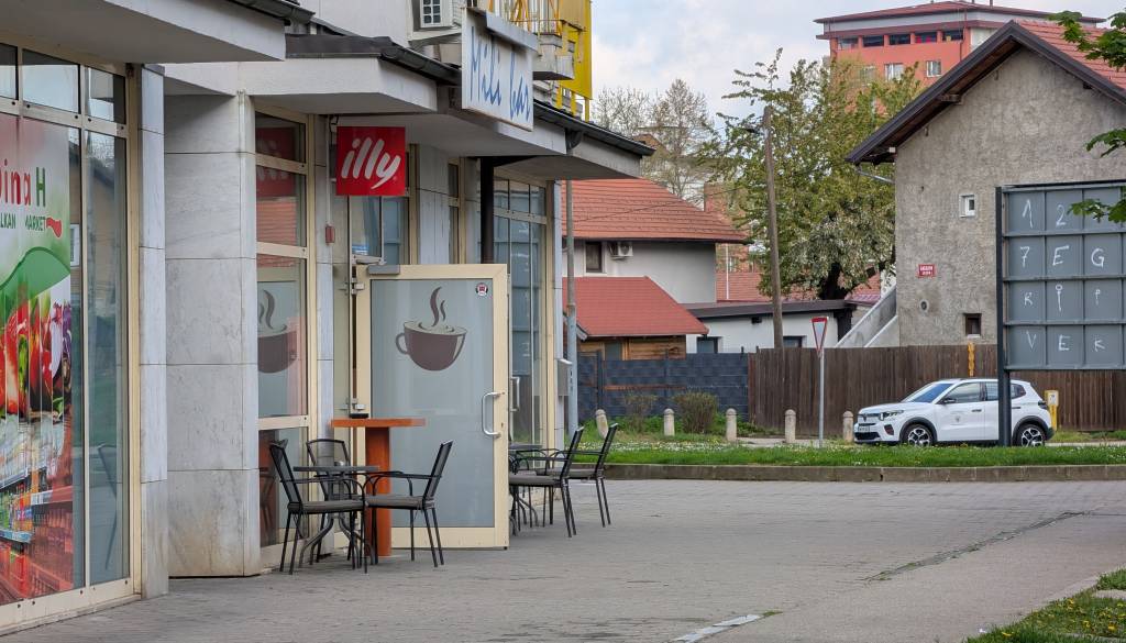 Zaradi treh miz in nekaj stolov na sodišče? Spor zaradi majhne terase štajerskega lokala