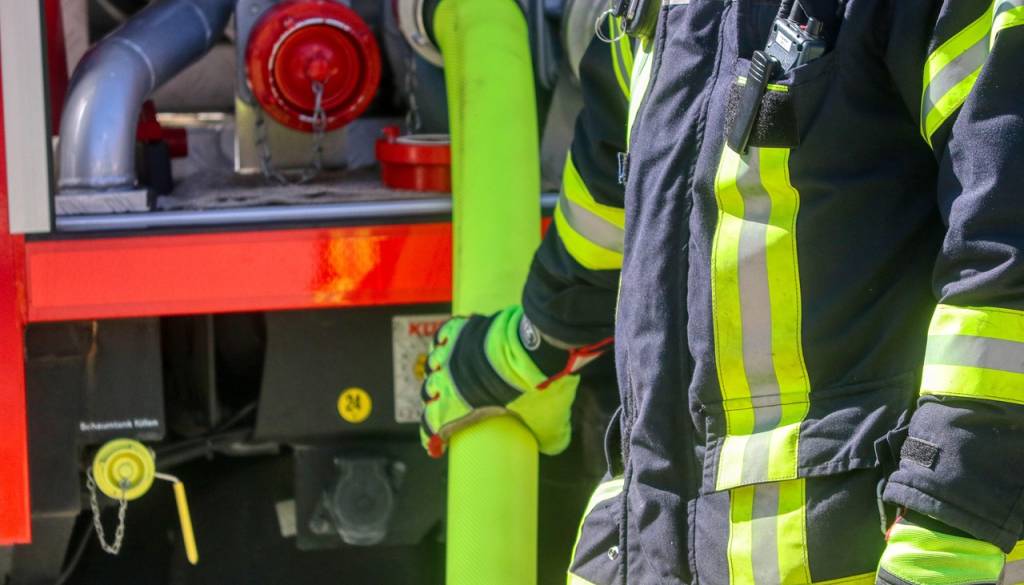 Avto zagorel v garaži v Oseku, gasilci preprečili hujšo škodo