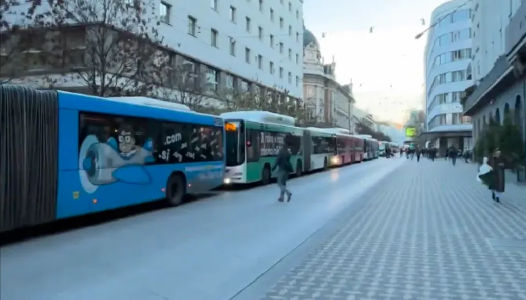 Avtobus v rdečo, križišče obstalo: LPP pojasnjuje, zakaj do takšnih incidentov prihaja v konici