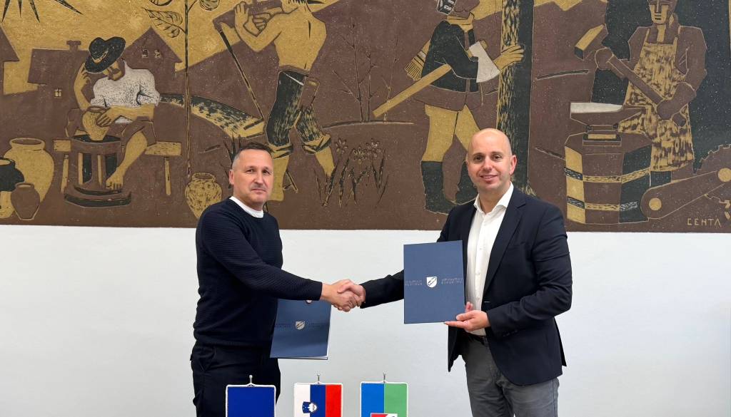 Podpis pogodbe, ki bo ribniškemu vrtcu znižala porabo elektrike