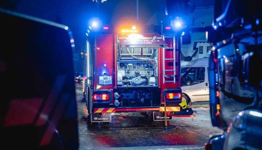 V okolici Maribora električno vozilo zapeljalo s cestišča na pločnik 