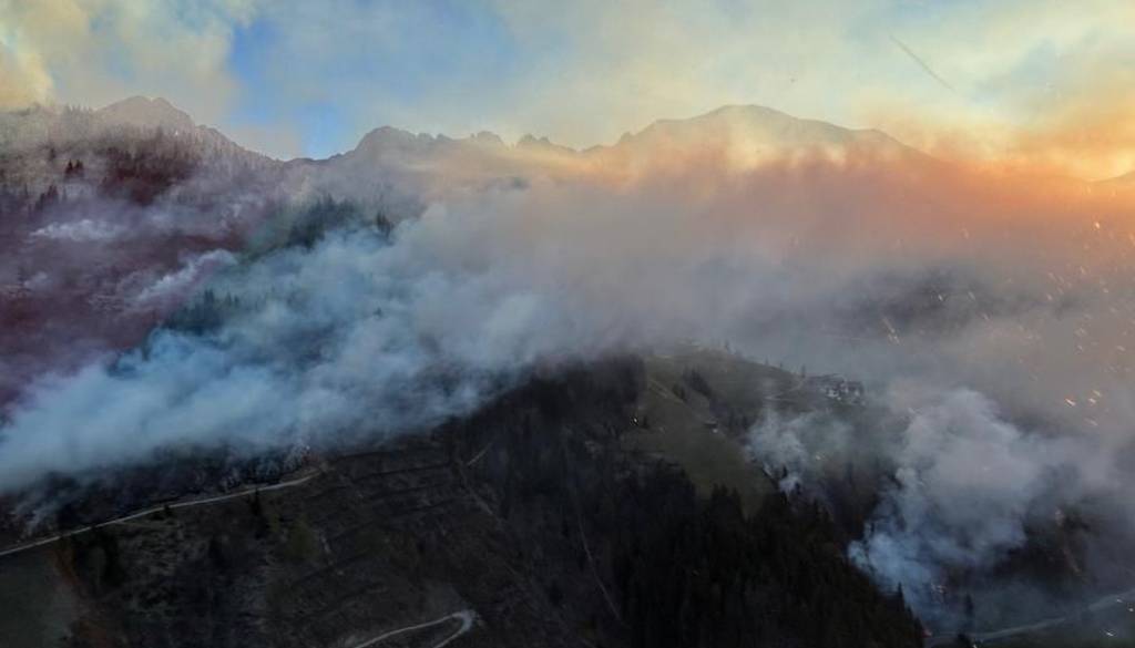 FOTO in VIDEO: Tik ob slovenski meji že od četrtka divja požar, na terenu okoli 250 gasilcev