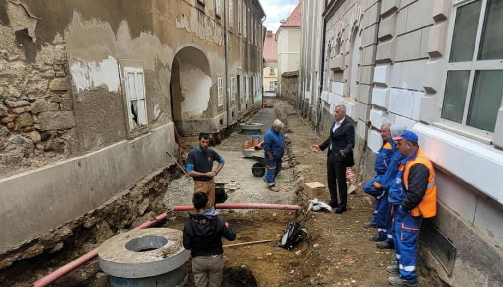 Med deli na Gospejni ulici naleteli na dragoceno najdbo iz srednjega veka