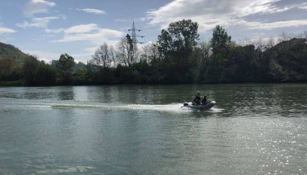 Policisti in gasilci zaman iskali pogrešano osebo, ki naj bi skočila v reko 