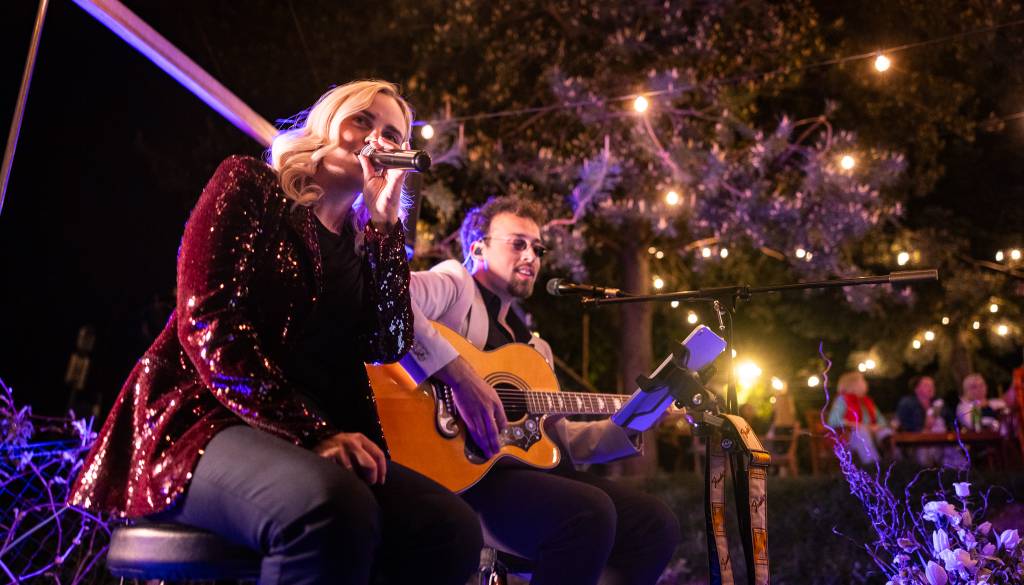 FOTO in VIDEO: Kavarna Platana obeležila drugo obletnico, za obiskovalce pripravili akustični koncert