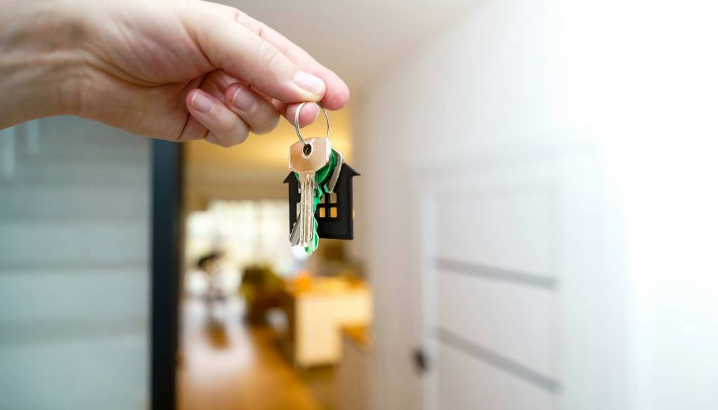 Kredit za 50 kvadratov ali selitev iz Ljubljane? Mladi priznavajo: Brez pomoči staršev ne gre!