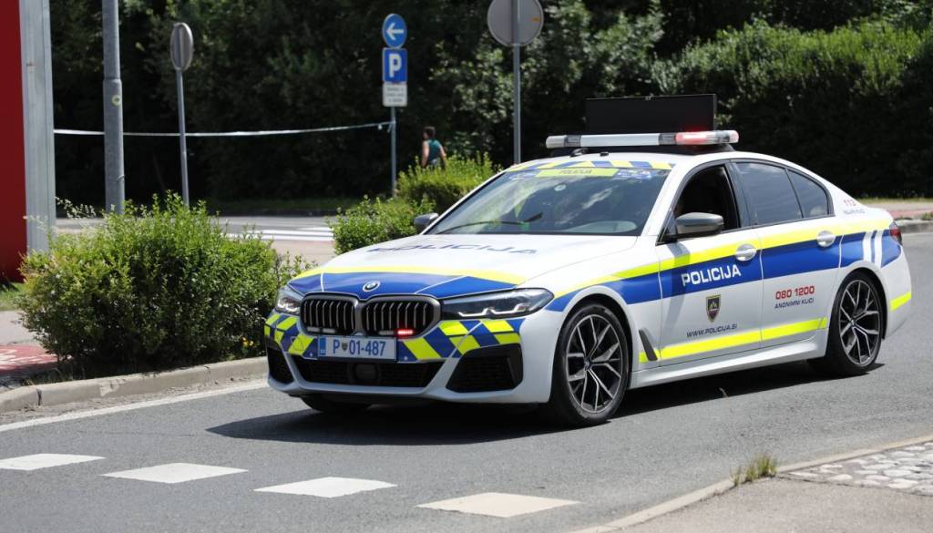 Na pomurski avtocesti v Pincah odkrili ukraden BMW, v Hotizi štiri osebe poškodovane