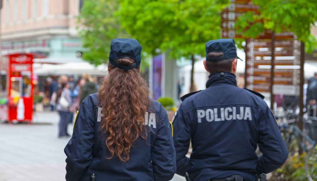 Panika v šolah, zaradi bombnih groženj evakuirali več gimnazij