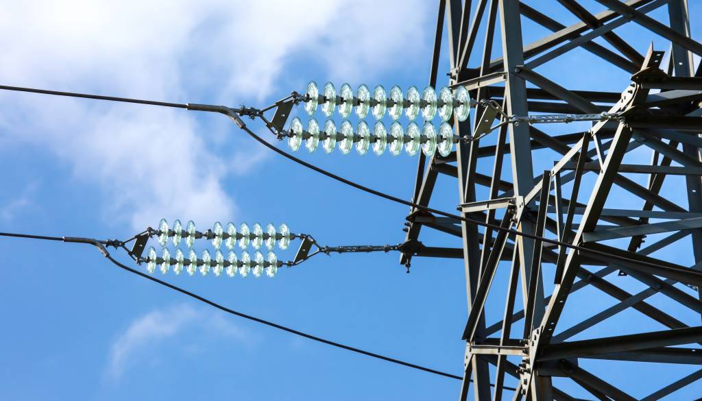 Šokantno: 14-letnik splezal na transformator, sedaj se boli za življenje