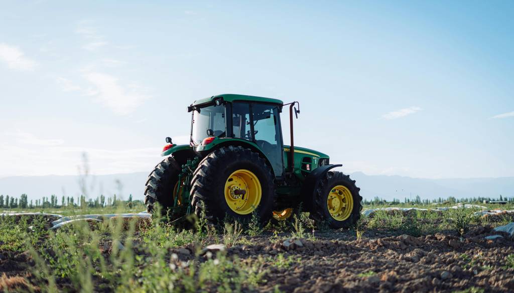 Šestnajstletnik s traktorjem zdrsnil po hribu in ustal ukleščen pod vitlom