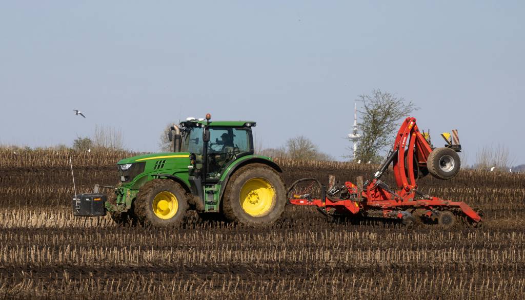 Traktor ga je pokopal pod seboj, 16-letnik hudo poškodovan