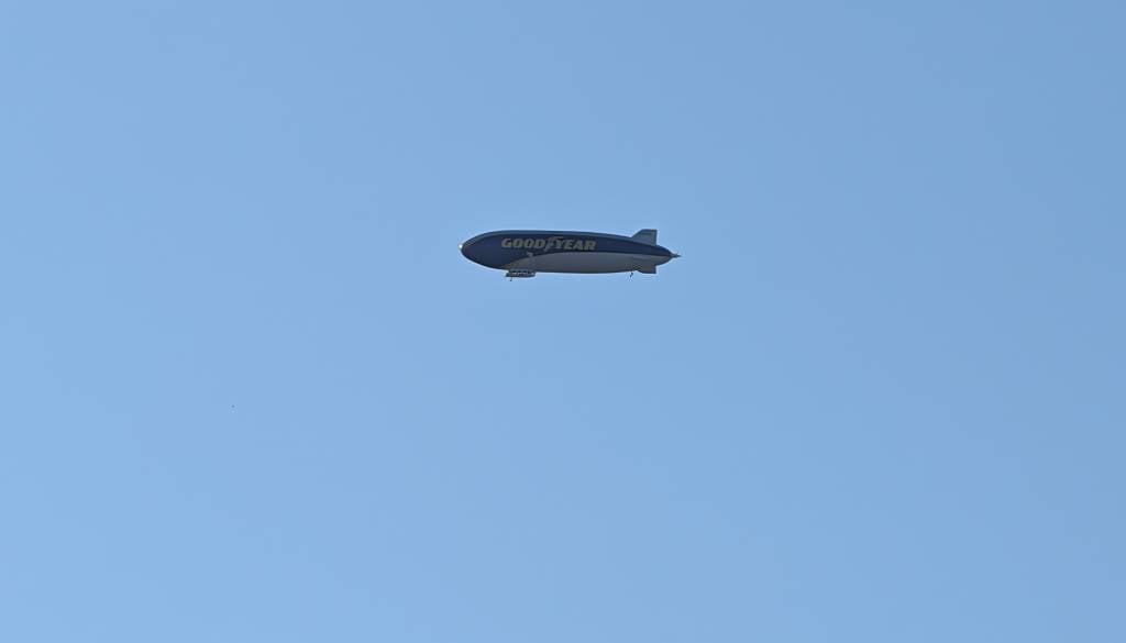 FOTO in VIDEO: Nad Mariborom zjutraj lebdel velikan, ujeli legendarni Goodyear Blimp
