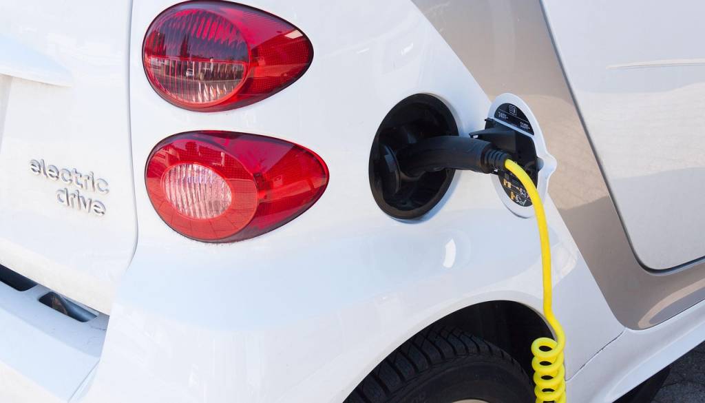 Raste zanimanje za električne avtomobile, največ Slovencev bi za avto odštelo do 30.000 evrov