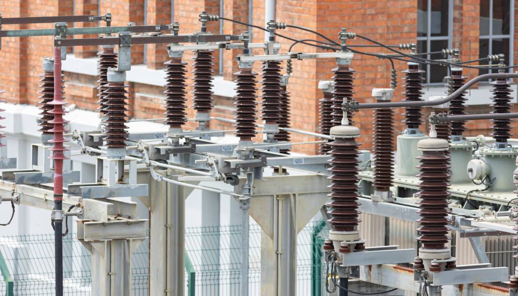 Tragično: 14-letnik splezal na transformator, njegovo življenje visi na nitki