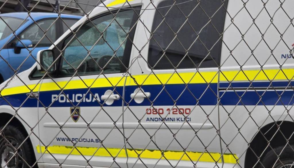 En voznik ostal brez avtomobila, drugi končal hudo poškodovan