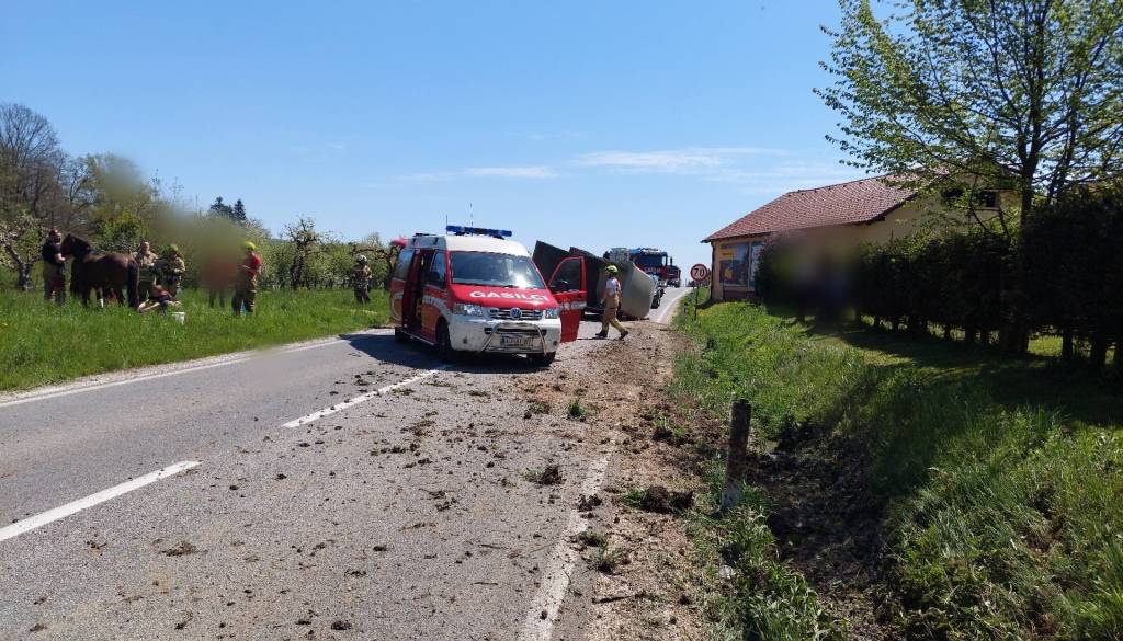 Prikolica s konjema zdrsnila s ceste, obležala sta drug na drugem. Gasilci znova dokazali, kako nujno jih potrebujemo