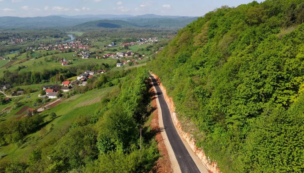 FOTO: S prebivalci za 350 tisoč evrov prenovili cesto, ki vodi do starodavnega kraja