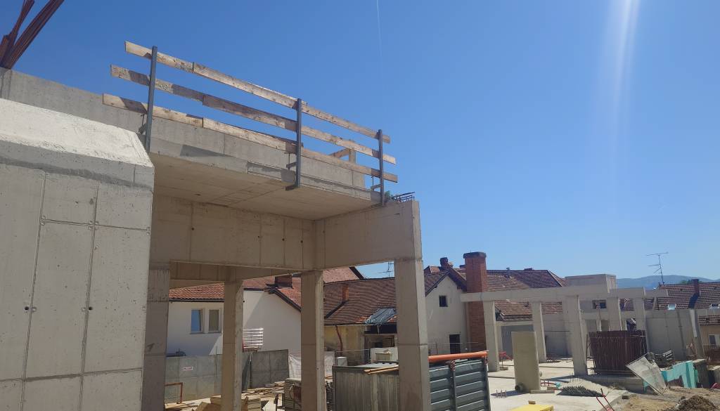 Do konca julija se podaljšujejo zapore v središču Novega mesta