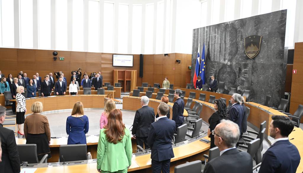 49 glasov za: sprememba vlade odpira vrata novi koaliciji?