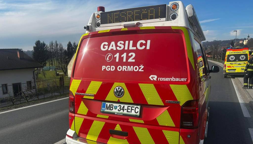 Vozilo zapeljalo na robnik in se prevrnilo, dve osebi poškodovani