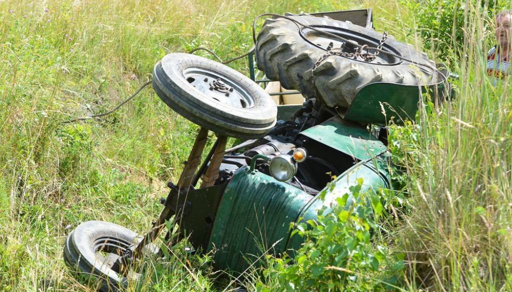 Huda nesreča pri delu v gozdu, traktor se je prevrnil na voznika