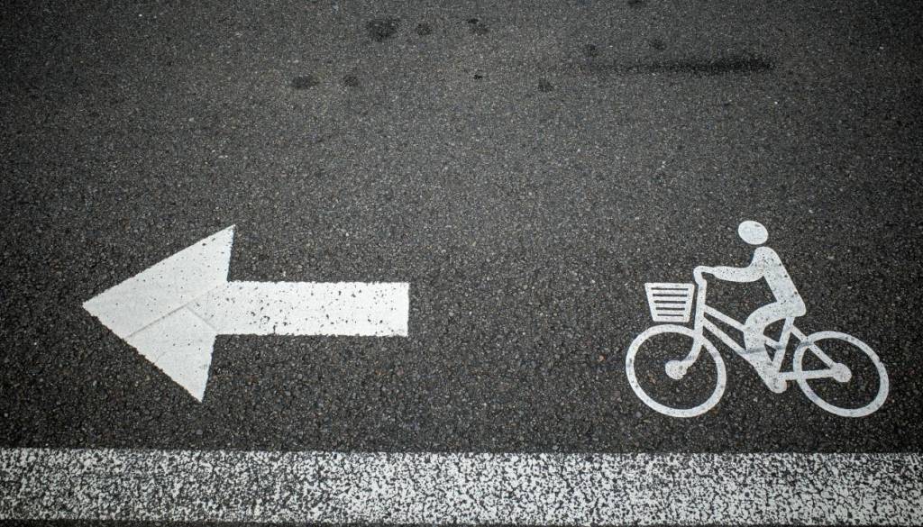 Kolesarka v nesreči huje poškodovana, mariborski policisti posredovali skoraj stokrat