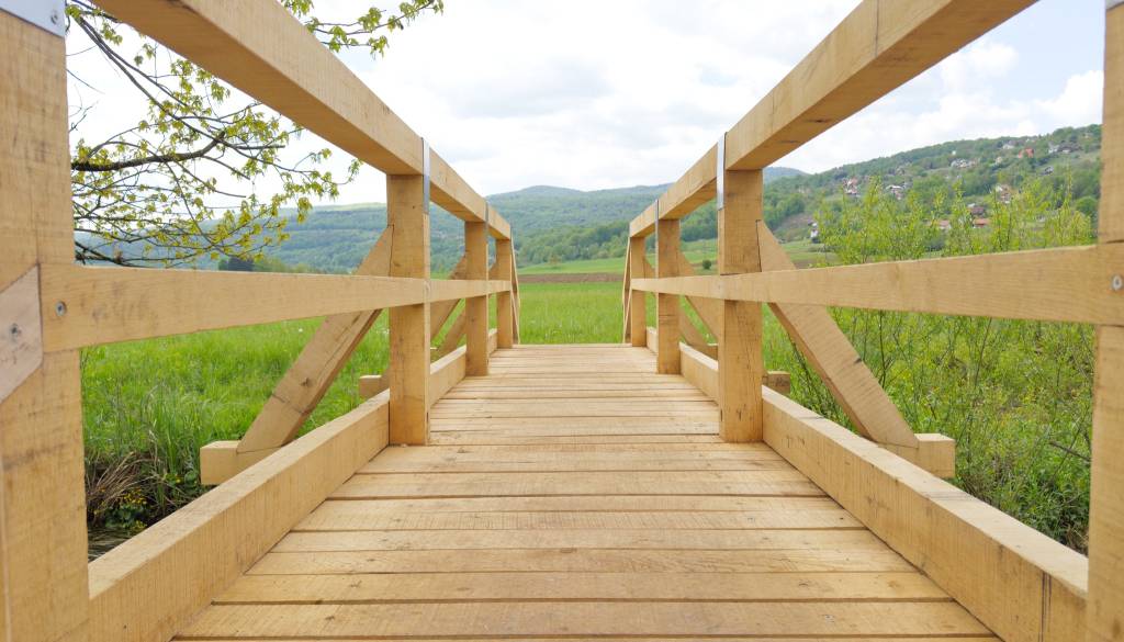 FOTO: Za 'drobiž' prenovili brv, ki je bila nevarna za pohodnike