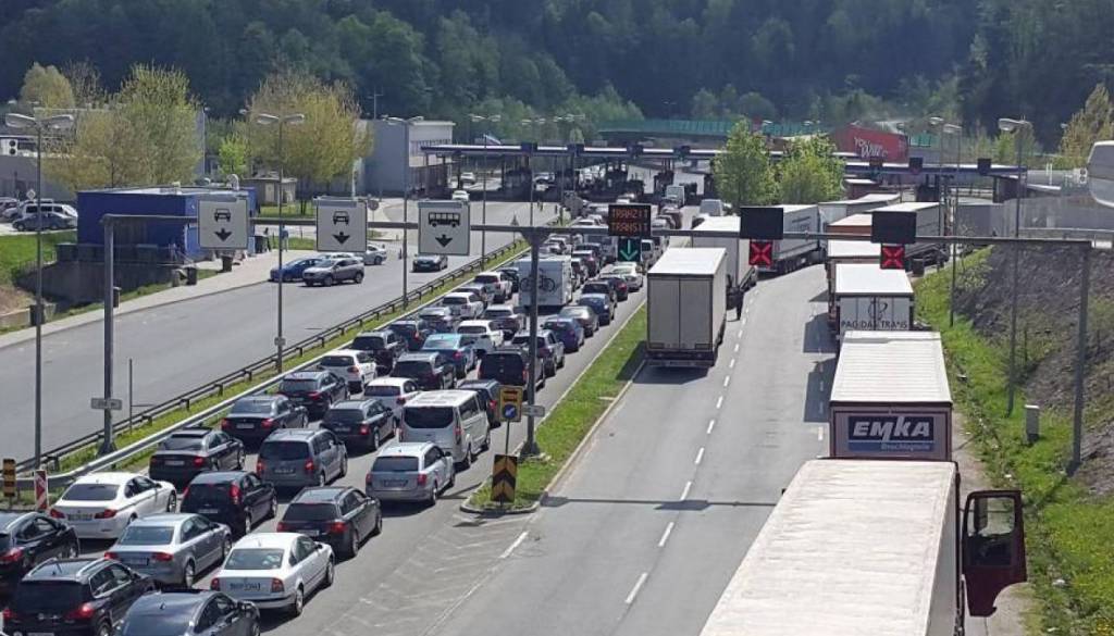 Prazniki že ohromili promet: zaprta avtocesta in dolge kolone