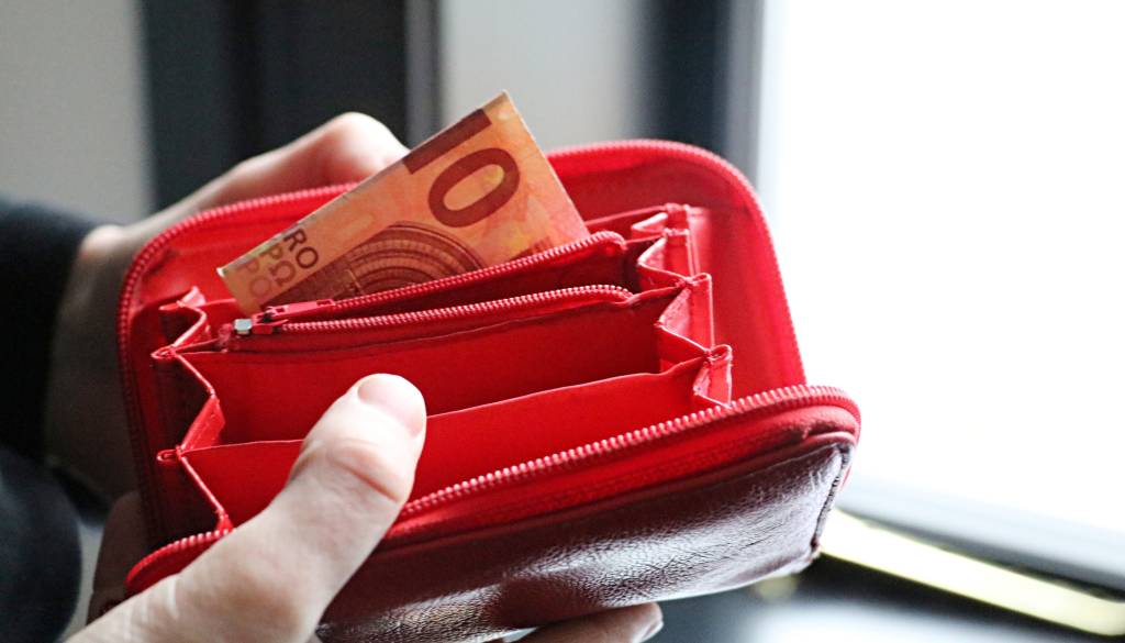 Socialne pomoči za zdaj ne bodo več rubili, poseglo je ustavno sodišče