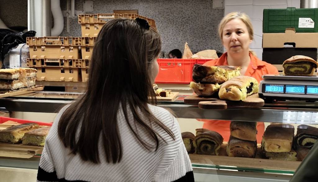 FOTO in VIDEO: Velikonočna mrzlica na ljubljanski tržnici: Šunke po 25 evrov, potice izginjajo s polic