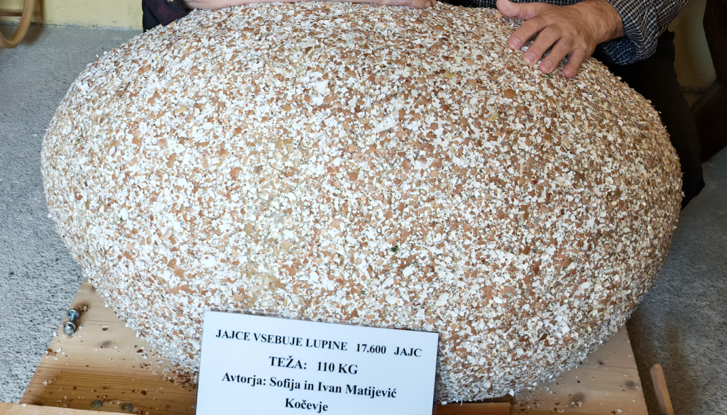Sofija iz Kočevja že 16 let ustvarja pirh iz skoraj 18 tisoč jajčnih lupin in s 110 kilogrami. Sedaj prosi za pomoč