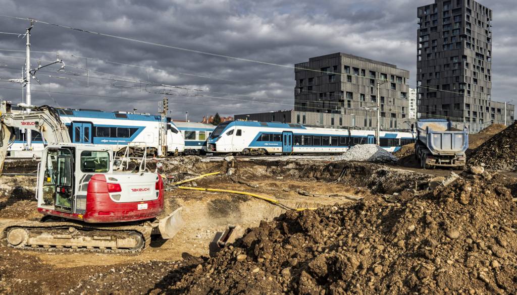 Popolna zapora železniške postaje Ljubljana konec tedna – nadomestni avtobusi za vse vlake