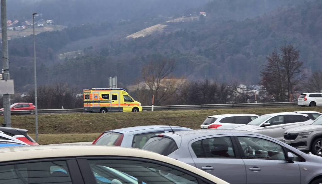Vozilo v nesreči pristalo na strehi, eno osebo prepeljali v UKC Maribor