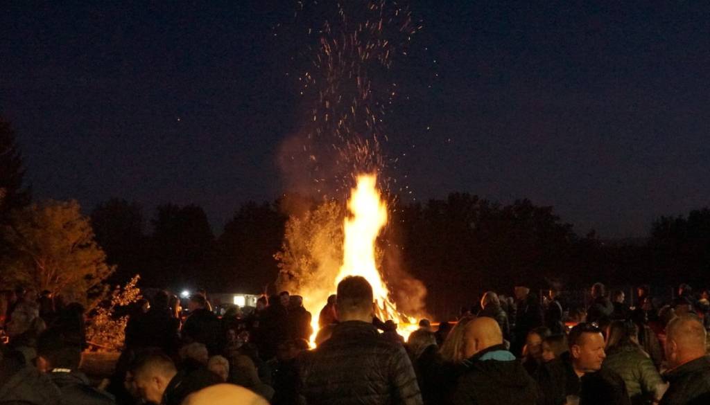 FOTO in VIDEO: Malečnik zaživel ob kresu, Špricerkres znova združil kresovanje z vinom in glasbo