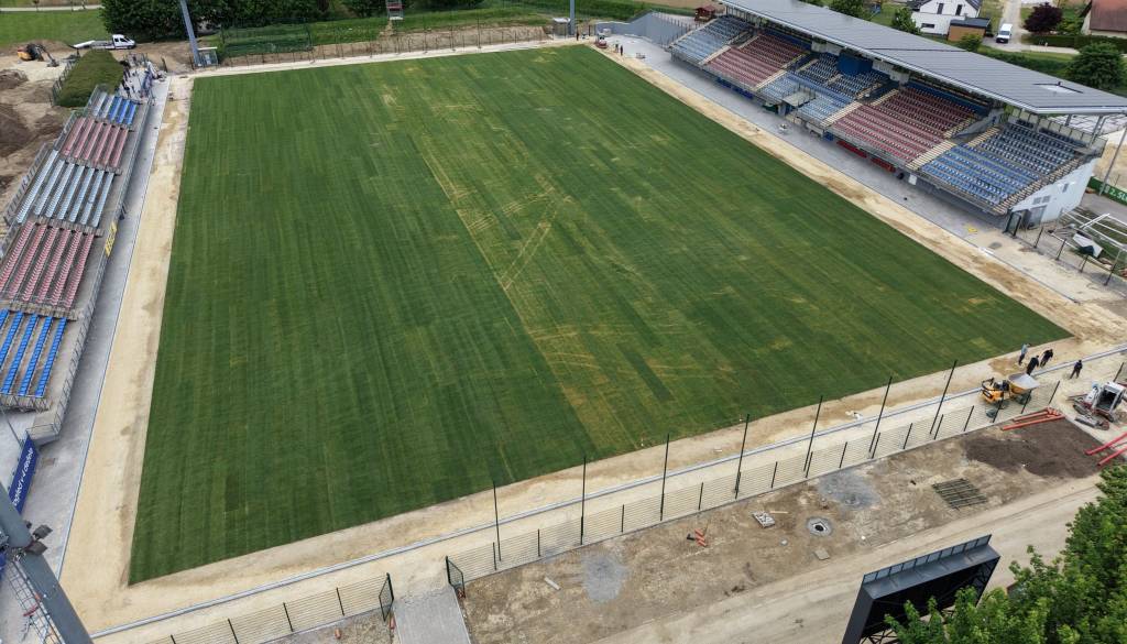 Na igrišču NK Nafte zaključili s polaganjem travnate površine