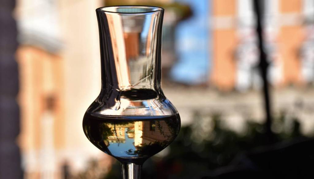 Kaj se dogaja? S polic umikajo še dve žgani pijači