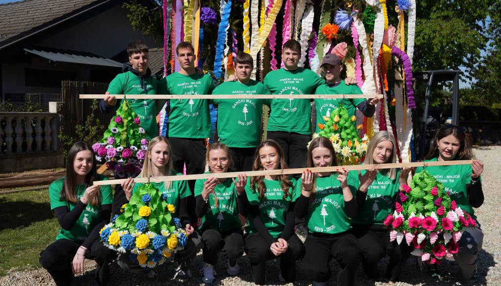 FOTO in VIDEO: To v Gančanih urejajo še zadnje malenkosti pred postavitvijo 107. Gančkega majoša